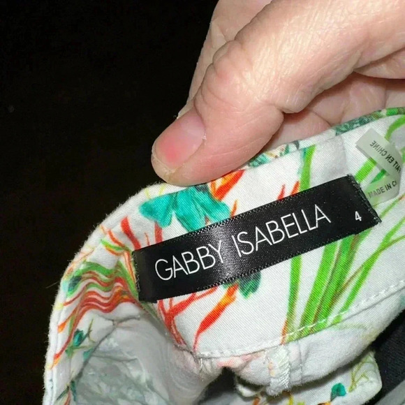 6/$20. Gabby Isabella floral pant size 4 - Picture 4 of 4